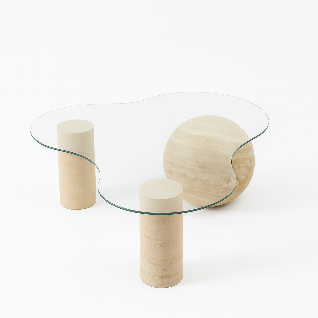 Organik formda cam tabla ve traverten taş ayaklara sahip heykelsi orta sehpa – modern ve sanatsal tasarım mobilya