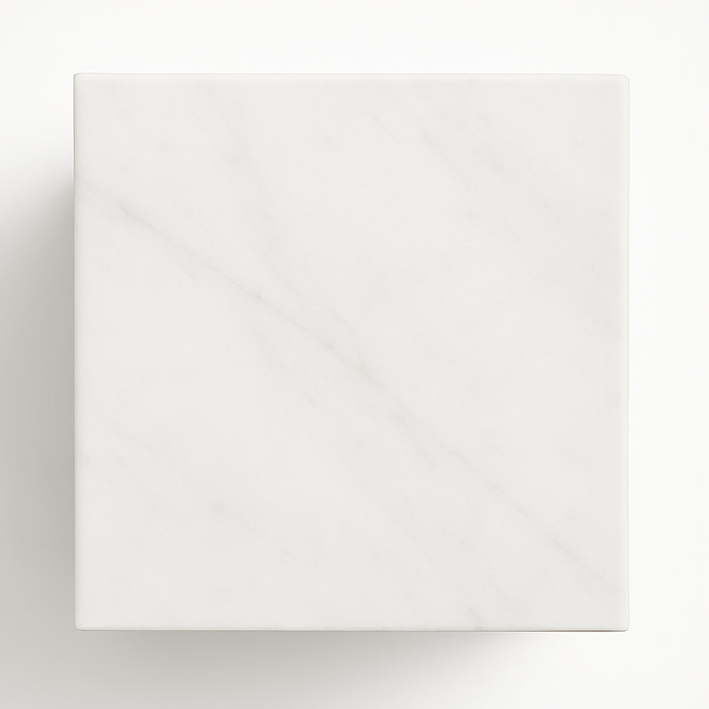 “Beyaz doğal mermerden üretilmiş minimalist küp yan sehpa – zamansız ve modern tasarım”