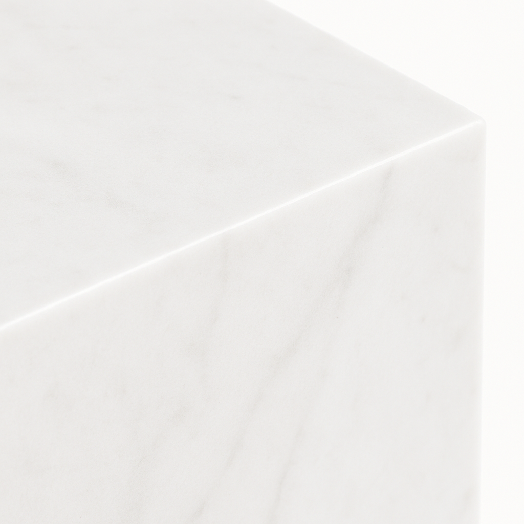 “Beyaz doğal mermerden üretilmiş minimalist küp yan sehpa – zamansız ve modern tasarım”
